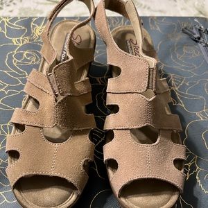 Beautiful Skechers leather upper wedge sandals